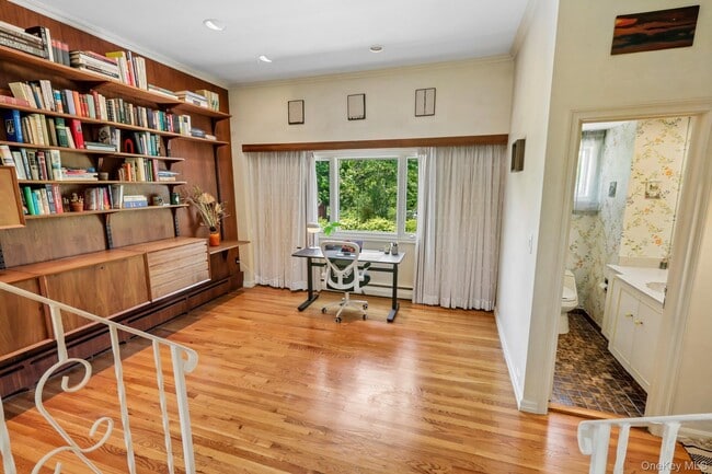 Building Photo - 181 Finmor Dr