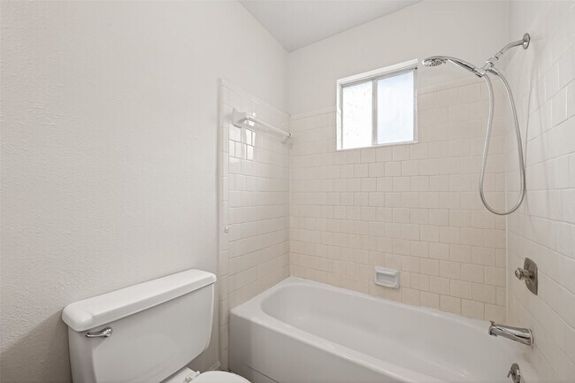 Building Photo - 7523 La Pl Dr