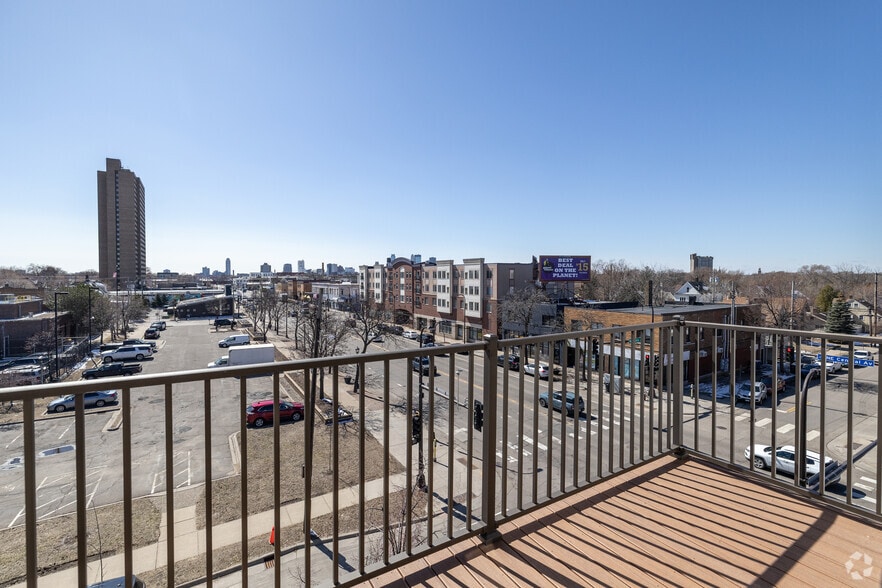 2BR, 2BA - 986SF - Balcony - New Boston Square