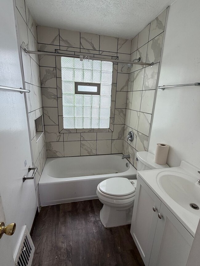 Building Photo - Cute 2 bedroom/1 bath Bunglow with garage in Dayton