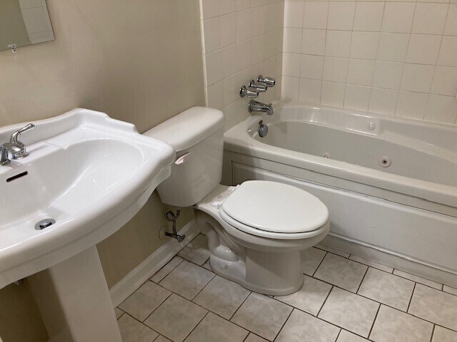 Building Photo - 3 BR 2.5 BA End Unit Townhouse