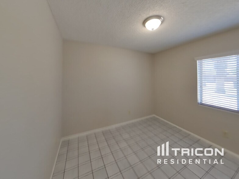 Building Photo - 8838 W Cinnabar Ave