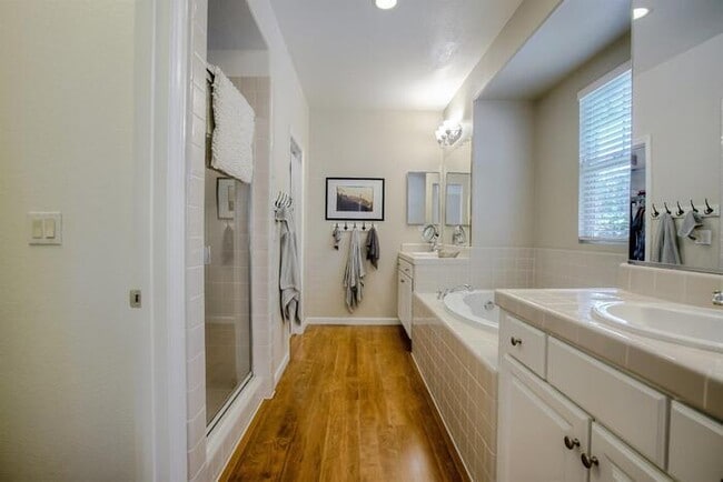 Building Photo - Immaculate Modern Townhouse in Sought-Afte...