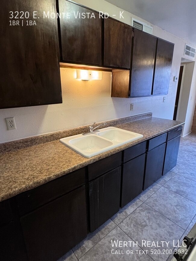 Building Photo - 3220 E Monte Vista Dr
