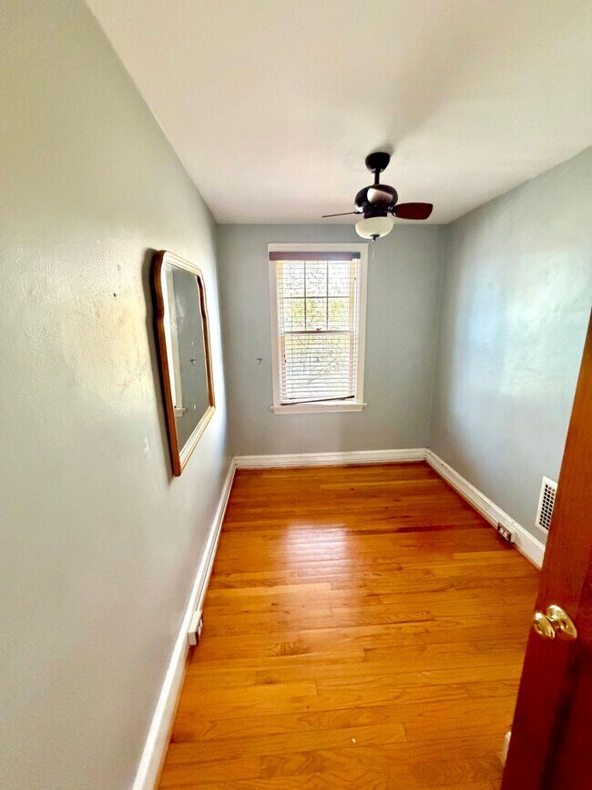 Building Photo - 738 E Madison St