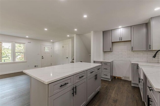 Building Photo - 2352 Glendale Dr