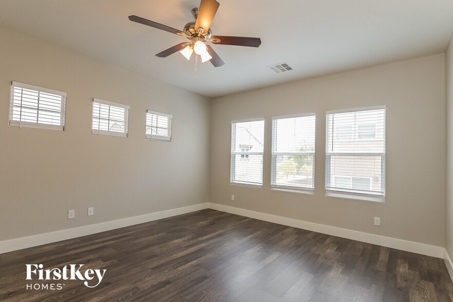 Building Photo - 868 N Water St