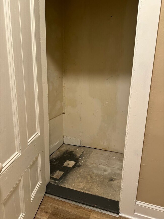 Building Photo - 1 Bedroom Apartment