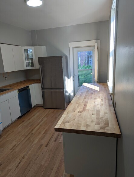 kitchen - 3211 Parkview Ave