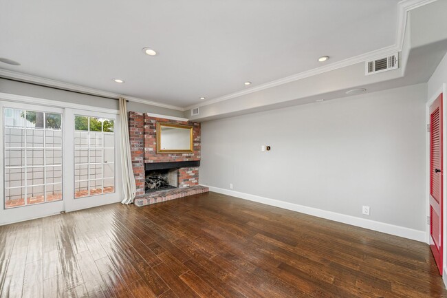 Building Photo - Upgraded 3 bed 2.5 bath Townhome in Newpor...
