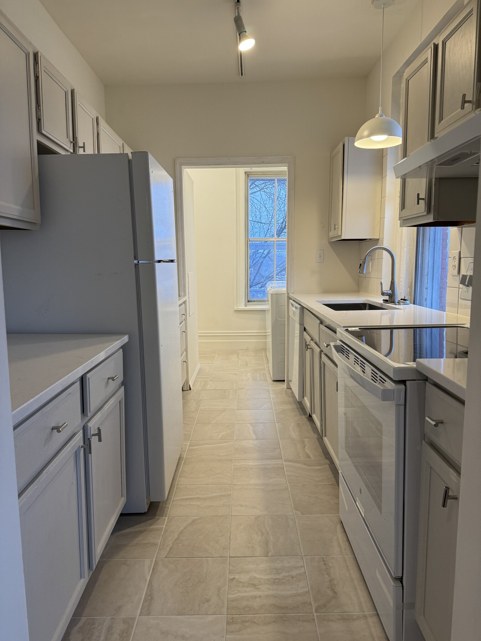 New appliances, porcelain flooring and granite countertops - 118 Philip St