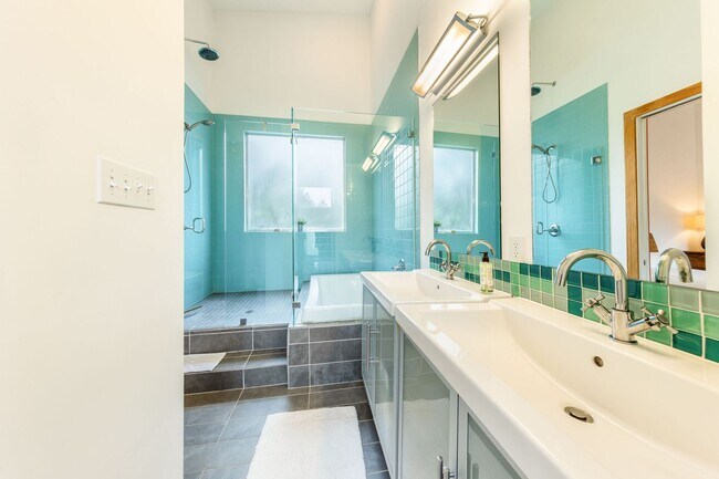 Building Photo - Gorgeous Fully Furnished Home in Brentwood...