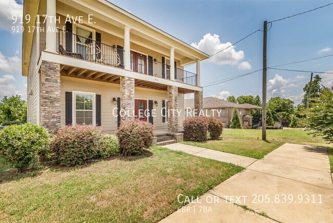 Building Photo - 919 17th Ave E