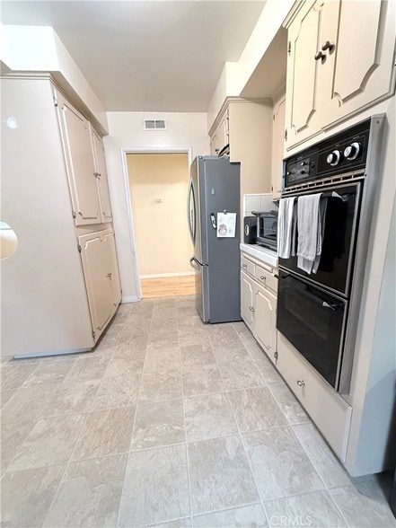 Building Photo - 970 W 8th St