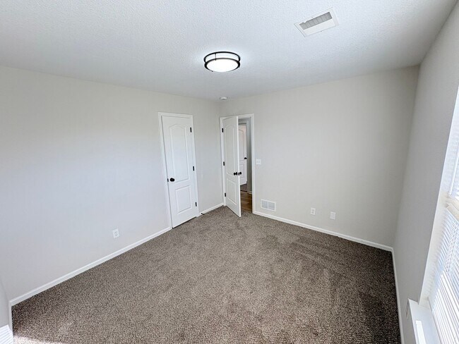 Building Photo - 118-122 SW Rock Garden St