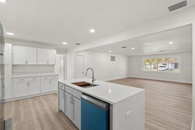 Building Photo - 2352 Lorena Ln