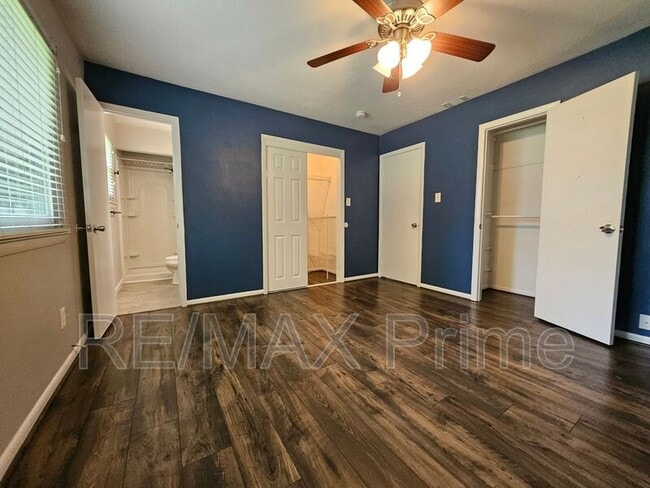Building Photo - 3413 Newport Dr