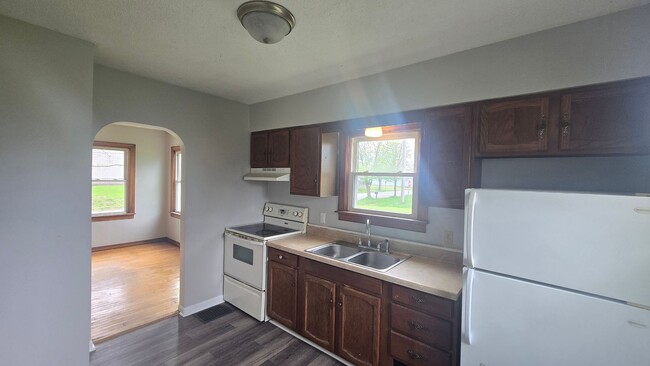 Building Photo - Three Bedroom - large upper bedroom!
