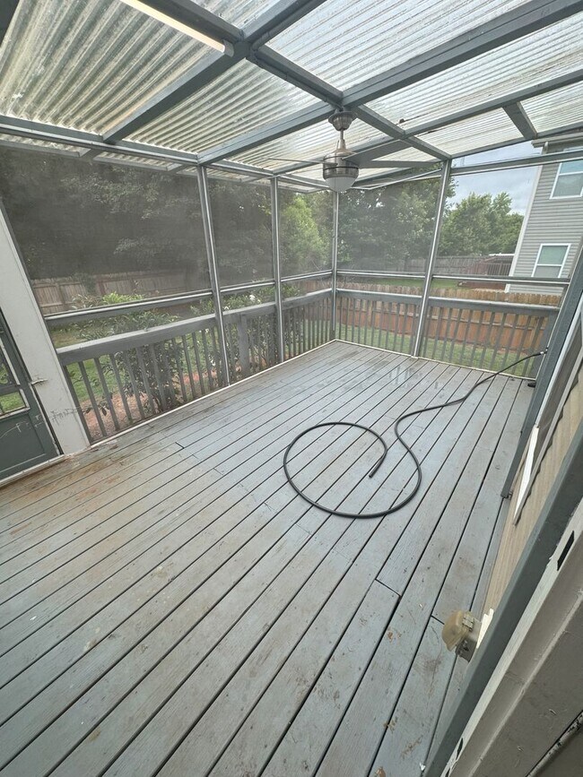 Building Photo - Beautiful Newly Renovated Home in a Quiet ...