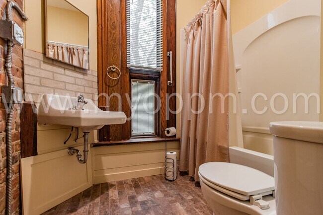 Building Photo - 1146 S 32nd St
