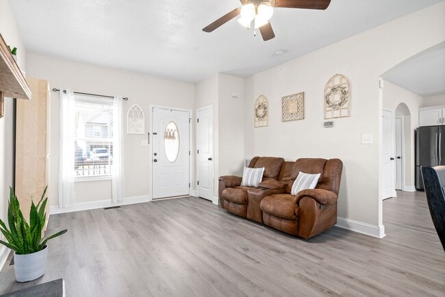 Building Photo - Pet Friendly Three Bedroom with Bonus!