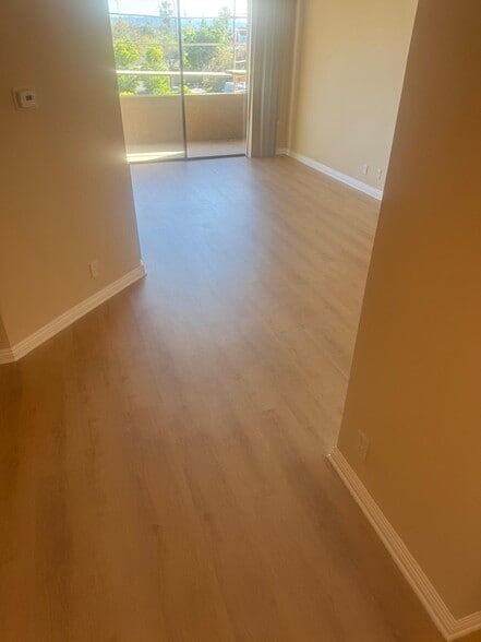 NEW FLOORING - 16866 Kingsbury St