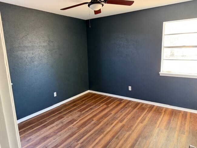 Building Photo - CALL FOR MOVE IN SPECIAL!!! Room for Everyone! Charming 4-Bed 1.5 Bath