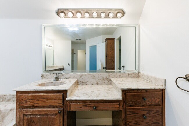 Building Photo - Gorgeous 4 bed 2.5 bath!