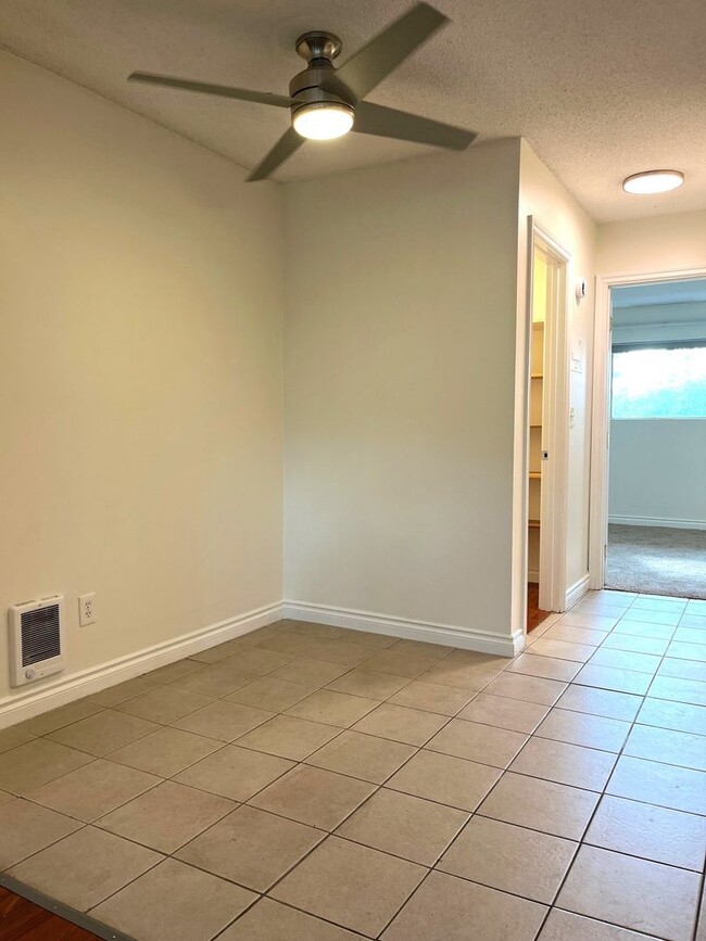 Building Photo - Updated 1 Bed/ 1 Bath Condo Kent - Great L...