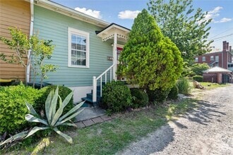 Building Photo - 534 E Gordon Ln