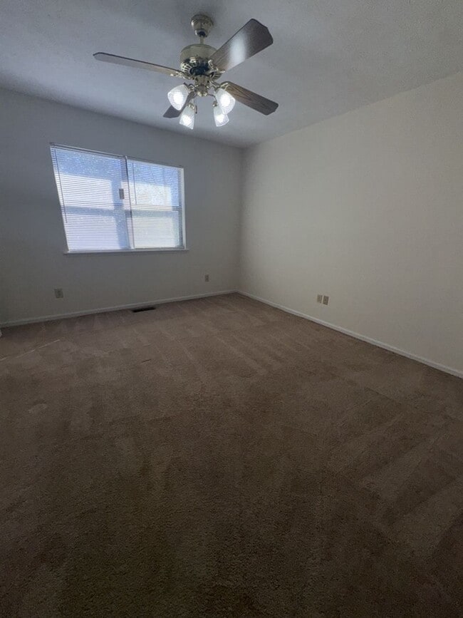 Building Photo - r3801d