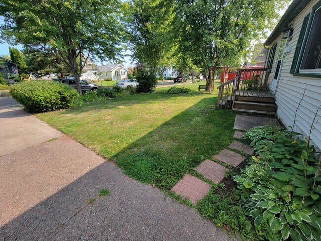 Building Photo - AVAILABLE AUGUST 15th - 4 Bed 3 Bath w/ Spacious Back Deck - SHORT TERM LEASE TILL END OF APRIL