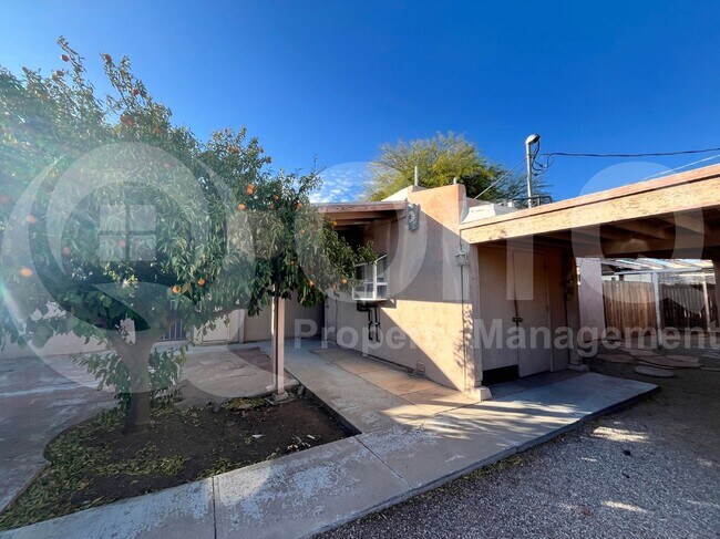 Primary Photo - 2705 N Orchard Ave