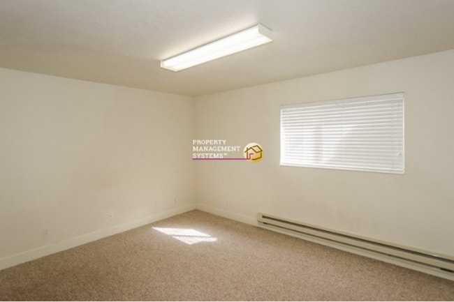 Building Photo - Spacious 4 Bedroom Murray Home
