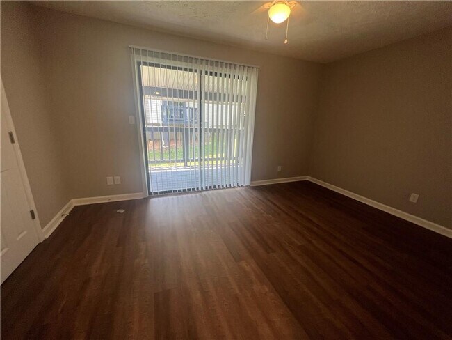Building Photo - 1001 Park Hill Dr