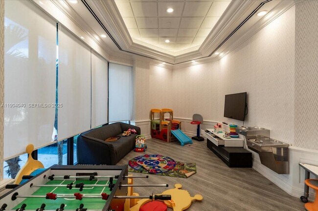 Building Photo - 2000 Island Blvd