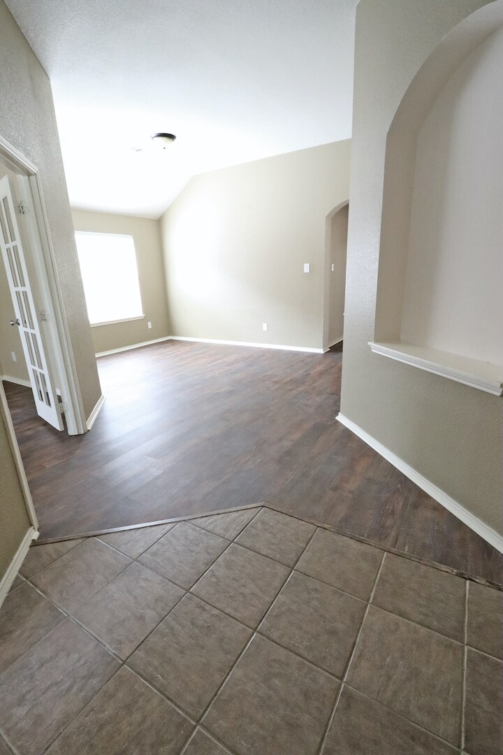 Building Photo - 1000 Warbler Ln
