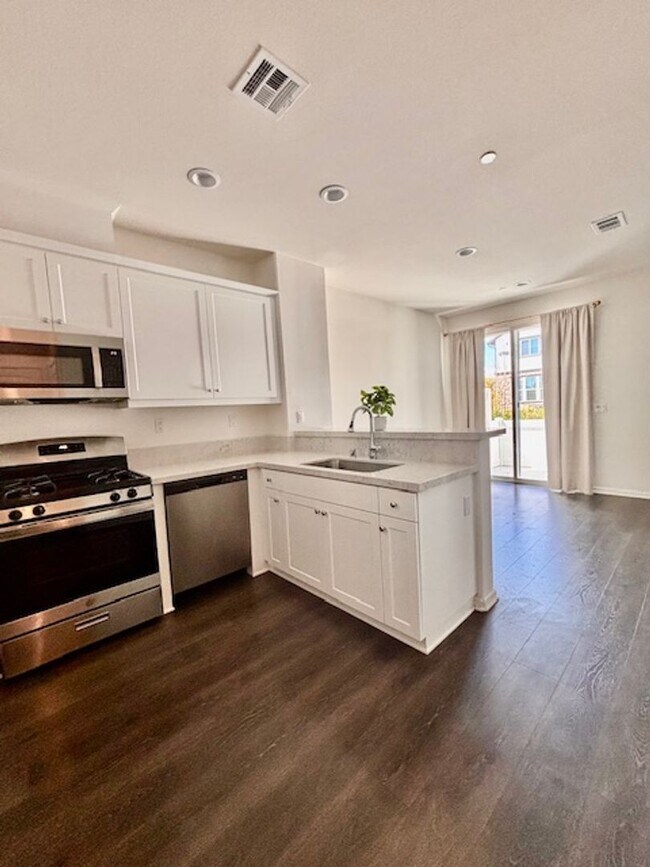 Building Photo - Welcome home to this beautiful Murrieta Town Home!