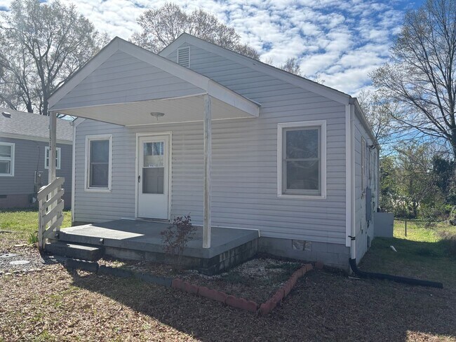 Building Photo - 2 Bed, 1 Bath home located in Greensboro!