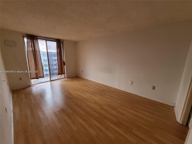Building Photo - 9360 Fontainebleau Blvd