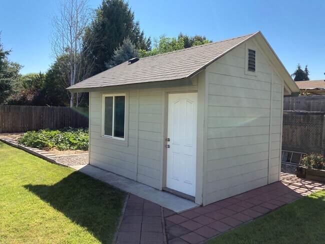 Building Photo - 928 N Middlemist Pl - Awesome Backyard, Go...