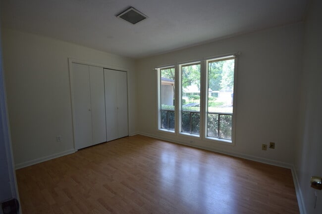 Building Photo - Spacious 3 Bedroom Home
