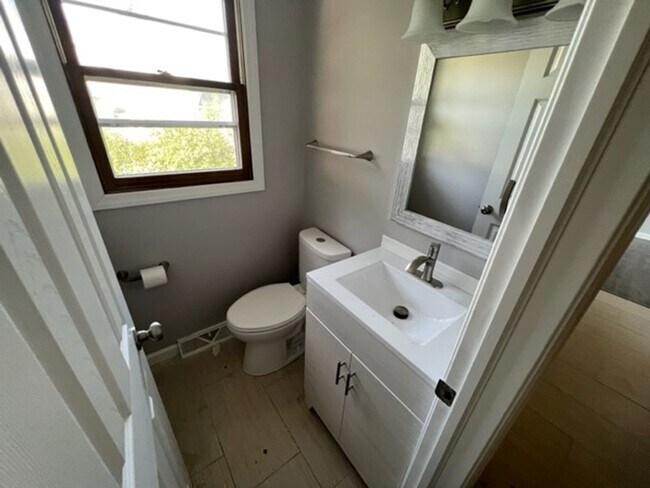 Building Photo - 3 Bed 1.5 Bath home **Available May***