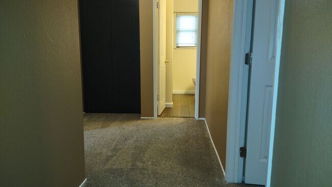 Building Photo - 1617 Oakview Dr