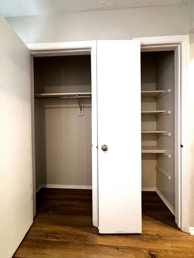 Building Photo - 2 Bed 1.5 bath Condo with Carport