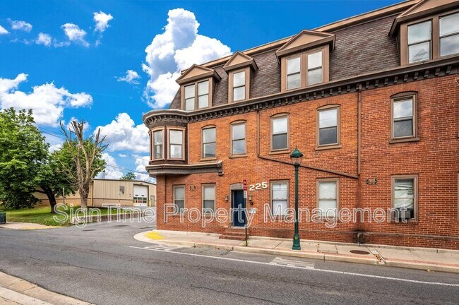 Building Photo - 229 Jonathan St