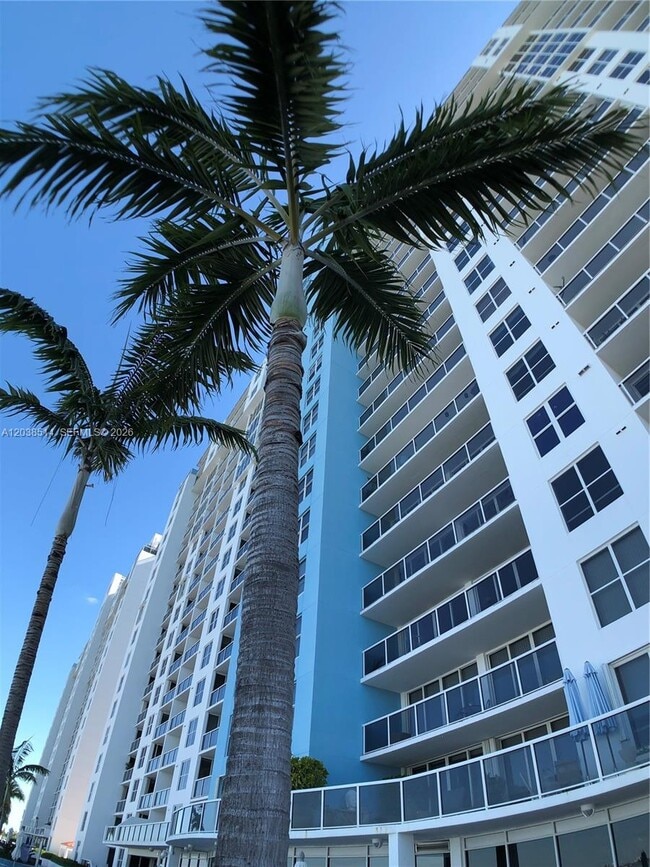 Building Photo - 1800 Sunset Harbour Dr