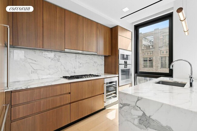 Building Photo - 242 Broome St