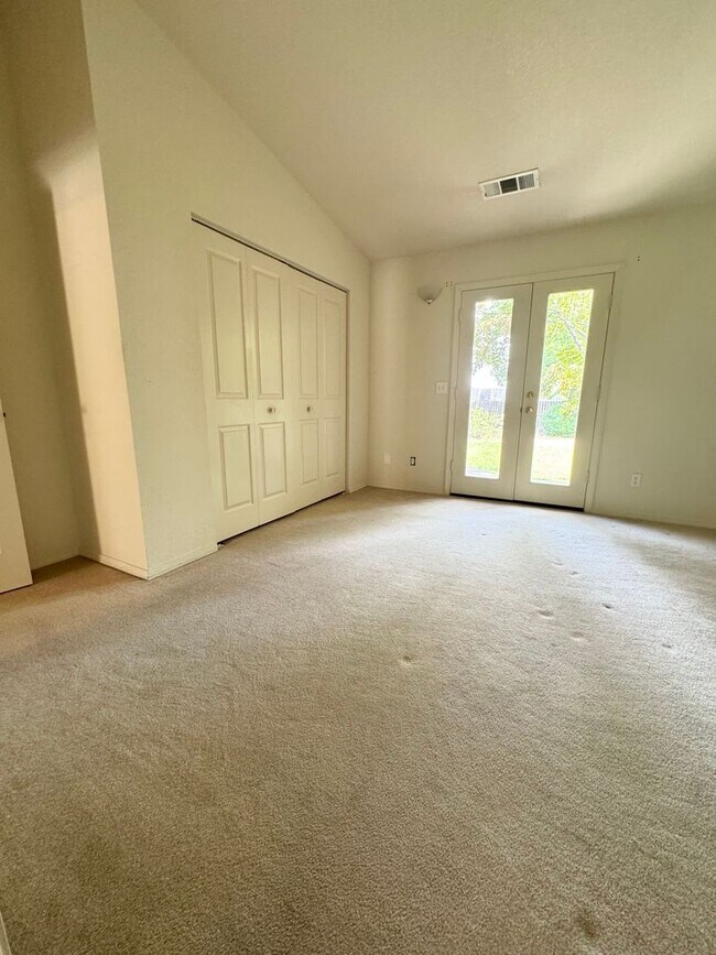 Building Photo - Fantastic Duplex in Desirable Location