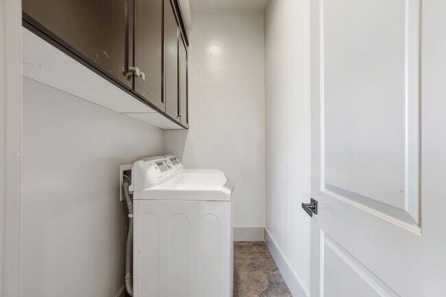 Building Photo - 3813 Calverhall Way